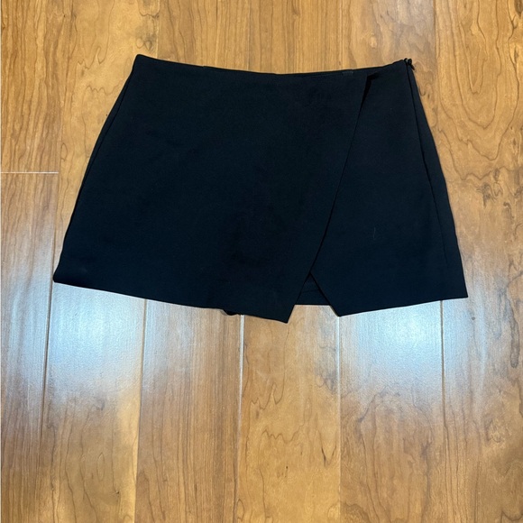 Zara Black Skorts with Minimalist Design - Picture 1 of 7